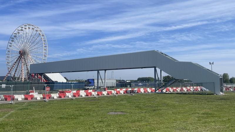 Passerelle métallique avec escalier pour le circuit des 24h du Mans